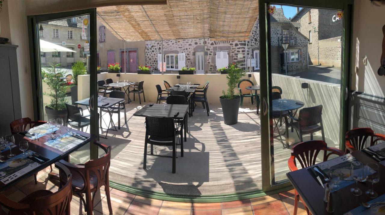 Logis Hotel Le Relais Des Remparts Allanche Exteriér fotografie